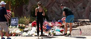 Menschen trauern um den ermordeten Charlie Kirk.