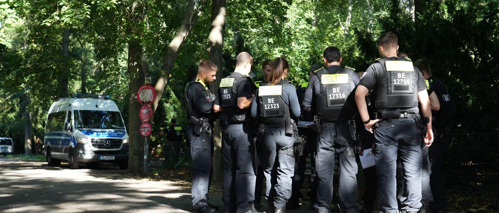 12.09.2025, Berlin: Polizisten sichern den Tatort-Bereich im Volkspark Humboldthain im Stadtteil Gesundbrunnen. Eine Frau wurde tot auf einem Spielplatz in Berlin entdeckt.