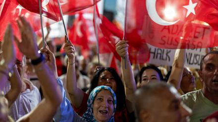 Menschen protestieren gegen die Festnahme von Ekrem Imamoglu.