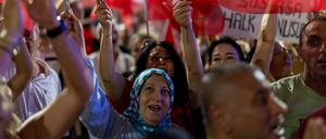 Menschen protestieren gegen die Festnahme von Ekrem Imamoglu.