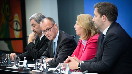 Berlin: Markus Söder (l-r), Ministerpräsident von Bayern und Vorsitzender der CSU, Friedrich Merz, Bundeskanzler und Bundesvorsitzender der CDU, Bärbel Bas, Bundesministerin für Arbeit und Soziales und Bundesvorsitzende der SPD, und Lars Klingbeil, Bundesminister der Finanzen und Bundesvorsitzender der SPD, äußern sich bei einer Pressekonferenz nach der ersten Sitzung des Koalitionsausschusses nach der Sommerpause im Bundeskanzleramt.