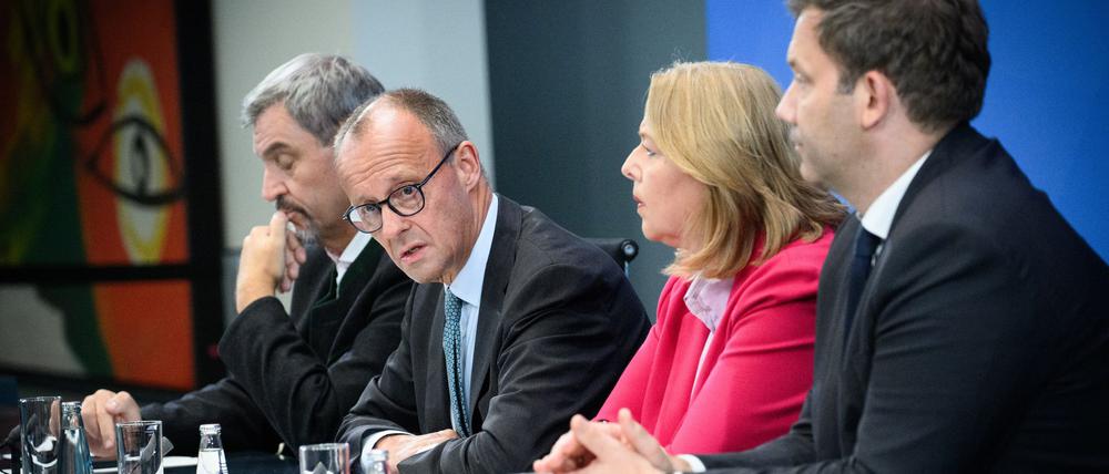 Berlin: Markus Söder (l-r), Ministerpräsident von Bayern und Vorsitzender der CSU, Friedrich Merz, Bundeskanzler und Bundesvorsitzender der CDU, Bärbel Bas, Bundesministerin für Arbeit und Soziales und Bundesvorsitzende der SPD, und Lars Klingbeil, Bundesminister der Finanzen und Bundesvorsitzender der SPD, äußern sich bei einer Pressekonferenz nach der ersten Sitzung des Koalitionsausschusses nach der Sommerpause im Bundeskanzleramt.