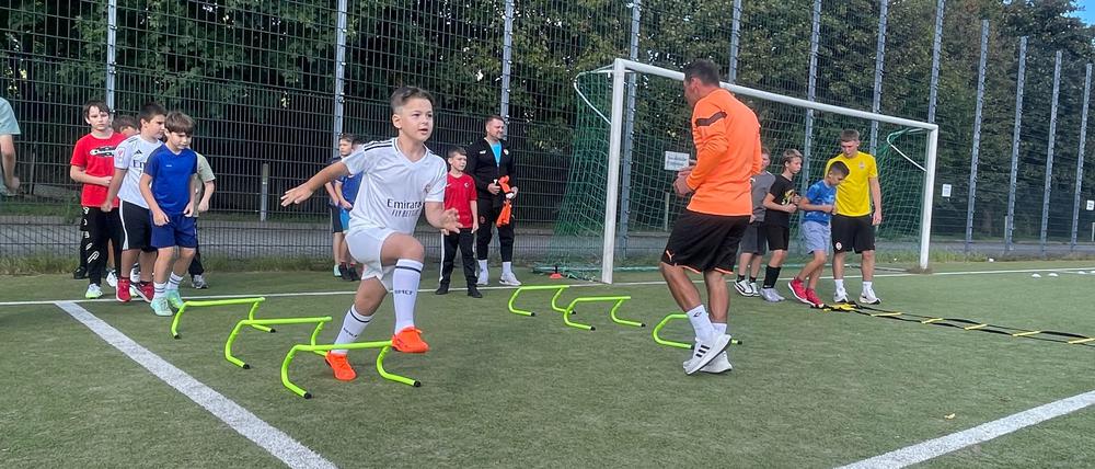 Die ukrainischen Kids sind mit viel Elan beim Training in der Academy dabei.