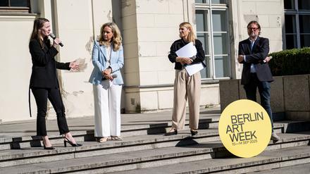 Mona Stehle (l-r), Künstlerische Leitung, Berlin Art Week, Kultursenatorin Sarah Wedl-Wilson, Simone Leimbach von Kulturprojekte Berlin und Till Fellrath, Direktor, Hamburger Bahnhof, beim Auftakt der Berlin Art Week.