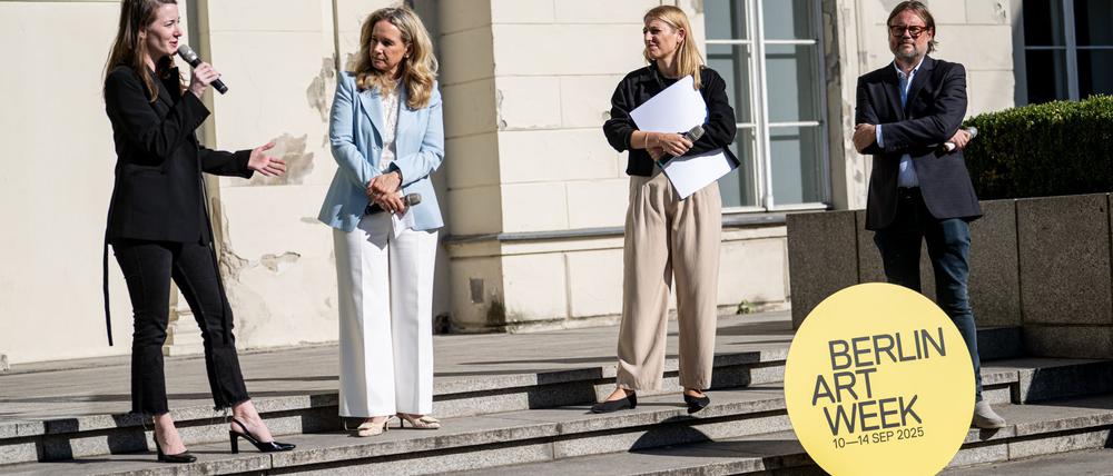 Mona Stehle (l-r), Künstlerische Leitung, Berlin Art Week, Kultursenatorin Sarah Wedl-Wilson, Simone Leimbach von Kulturprojekte Berlin und Till Fellrath, Direktor, Hamburger Bahnhof, beim Auftakt der Berlin Art Week.