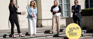 Mona Stehle (l-r), Künstlerische Leitung, Berlin Art Week, Kultursenatorin Sarah Wedl-Wilson, Simone Leimbach von Kulturprojekte Berlin und Till Fellrath, Direktor, Hamburger Bahnhof, beim Auftakt der Berlin Art Week.