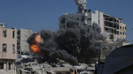 Bei neuen Angriffen des israelischen Militärs im Gazastreifen sind Berichten zufolge mindestens 39 Menschen getötet worden. 