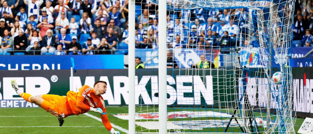 Nürnbergs Torwart Jan Reichert ist bei Karlsruhes 1:0 ohne Abwehrchance.