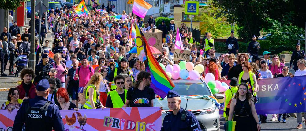 Mehrere Hundert Menschen haben beim deutsch-polnischen Christopher Street Day in Frankfurt (Oder) und Slubice mitgemacht.