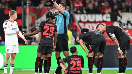 Exequiel Palacios (unten) fällt lange aus.