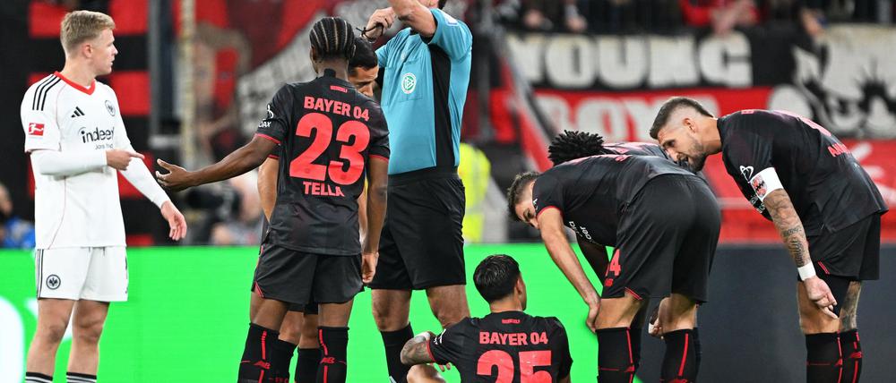Exequiel Palacios (unten) fällt lange aus.