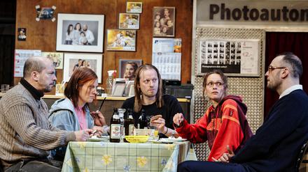 David Ruland, Marie Burchard, Stefan Stern, Magdalena Lermer, Marcel Kohler spielen die Mitglieder zweier Familien in „Die Wildente“.