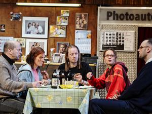 David Ruland, Marie Burchard, Stefan Stern, Magdalena Lermer, Marcel Kohler spielen die Mitglieder zweier Familien in „Die Wildente“.