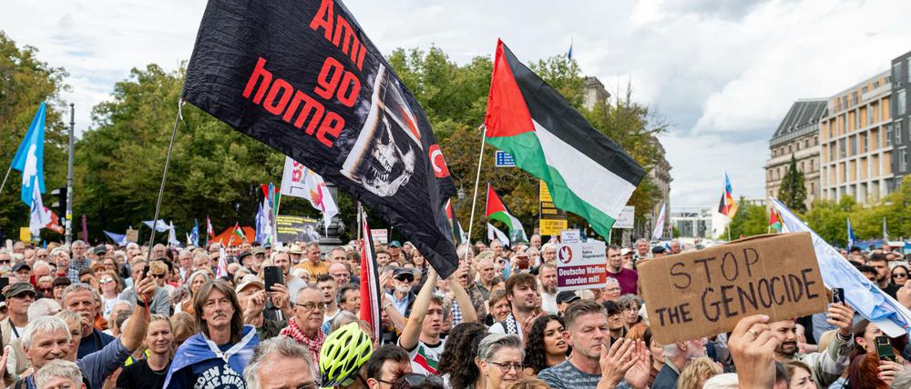 Keine gewöhnliche Palästina-Demo: Bei der unter anderem von Sahra Wagenknecht organisierten Kundgebung vor dem Brandenburger Tor trafen am Samstag klassische Friedensbewegte auf Palästina-Unterstützer und Querdenker.