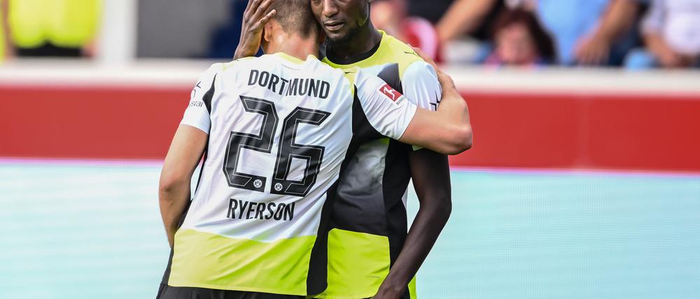 Traf auch Heidenheim: Dortmunds Torjäger Serhou Guirassy (r.).