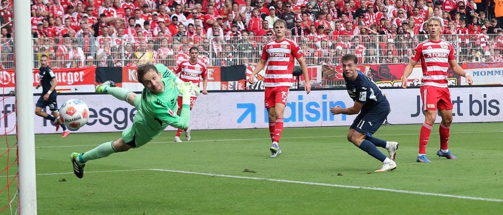 Fisnik Asllani (blaues Trikot) war am Samstag kaum zu bremsen.