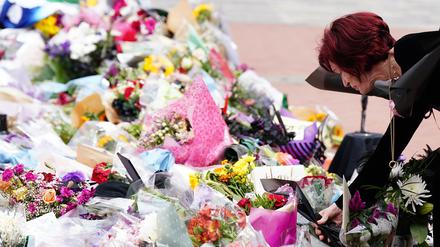 Sharon Osbourne legt zum Gedenken an ihren verstorbenen Mann Blumen in Birmingham nieder. (Archivbild)
