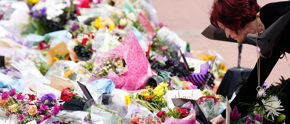Sharon Osbourne legt zum Gedenken an ihren verstorbenen Mann Blumen in Birmingham nieder. (Archivbild)