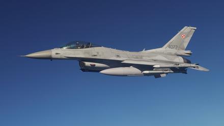 Ein F-16-Kampfflugzeug nimmt am 12. Oktober 2022 an der Nato-Luftschutzübung in der Nähe des Luftwaffenstützpunkts in Lask in Zentralpolen teil (Symbolbild).
