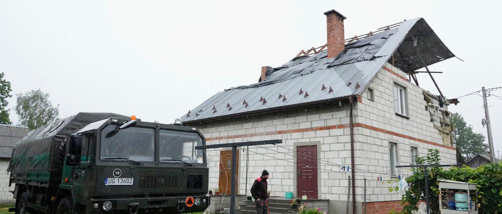 Ein Mann geht an einem beschädigten Haus vorbei, nachdem russische Drohnen den polnischen Luftraum verletzt haben. (Archivbild)