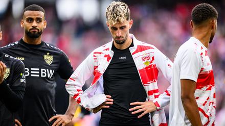 Mit Frust verabschieden sich die Stuttgarter um Kapitän Atakan Karazor (r) aus Freiburg.
