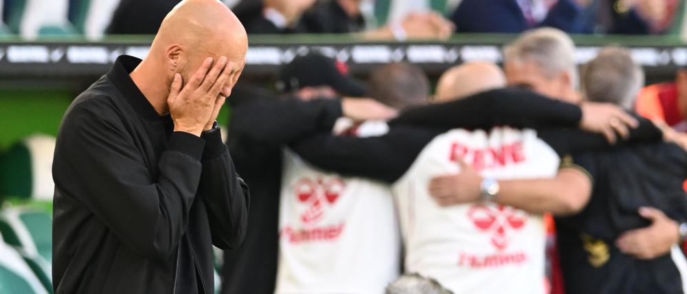 Kölner Jubel, Wolfsburger Entsetzen: VfL-Trainer Paul Simonis nach dem späten 3:3.