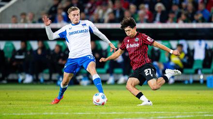 Immer einen Schritt schneller: Herthas Marten Winkler gegen Hayate Matsuda. 