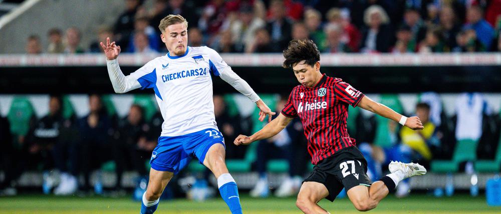 Immer einen Schritt schneller: Herthas Marten Winkler gegen Hayate Matsuda.