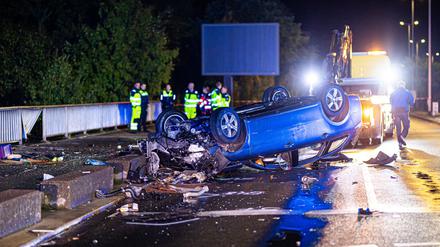 Der Autofahrer blieb offenbar unverletzt - gravierende Folgen hat der Unfall trotzdem.