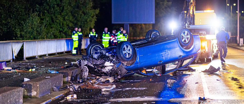 Der Autofahrer blieb offenbar unverletzt - gravierende Folgen hat der Unfall trotzdem.