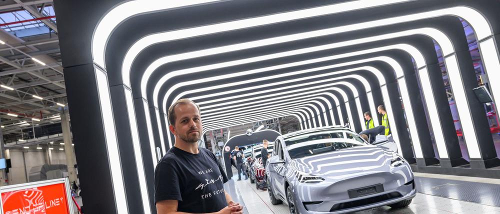 Der Werksleiter von US-Elektroautobauer Tesla in Grünheide, André Thierig, äußert sich zur Absatzlage der Fabrik (Archivbild).