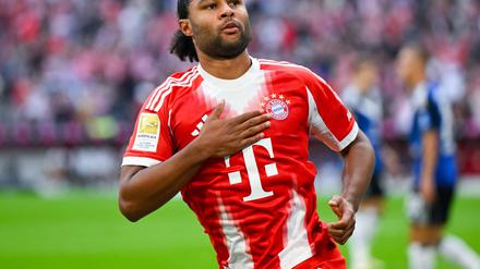 Serge Gnabry jubelt nach seinem Tor. Die Brust des Nationalspielers ist gerade breit.