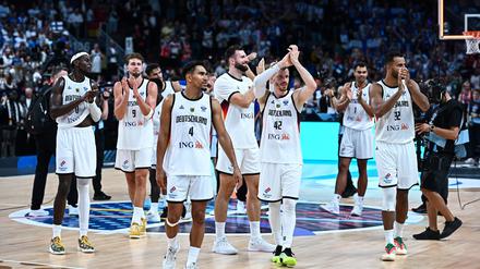 Deutschlands Basketballer feiern den Finaleinzug bei der EM.