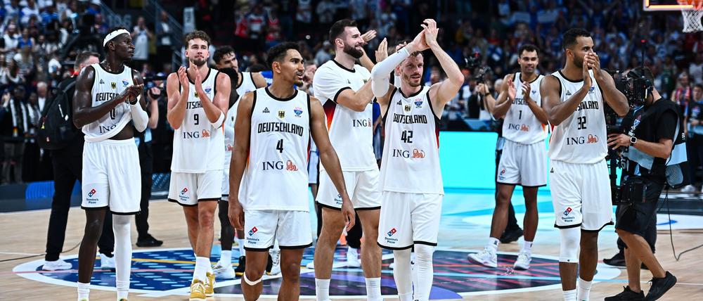 Deutschlands Basketballer feiern den Finaleinzug bei der EM.