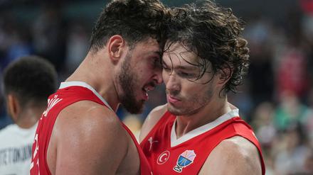 Sengün und Osman feiern den Halbfinal-Sieg.