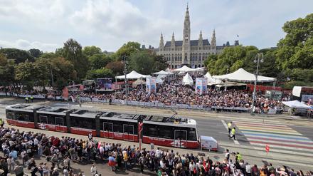 Tram-WM in Wien, die Weltmeisterschaft der Straßenbahfahrer. Für Deutschland sind Sandra Probst von der BVG und Thomas Langkopf von den Leipziger Verkehrsbetrieben angetreten.