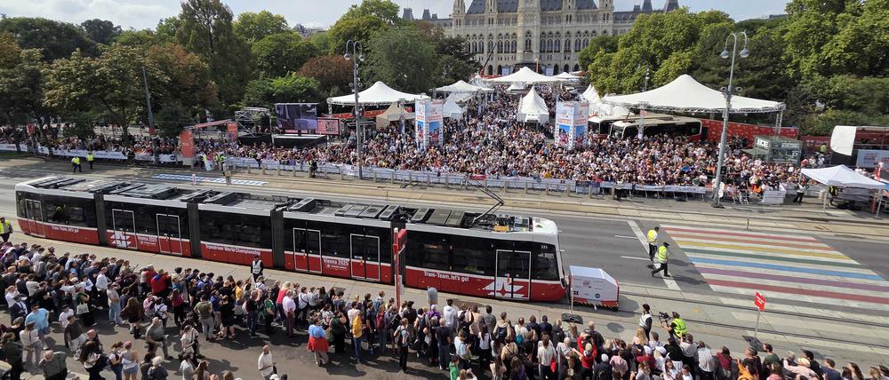 Tram-WM in Wien, die Weltmeisterschaft der Straßenbahfahrer. Für Deutschland sind Sandra Probst von der BVG und Thomas Langkopf von den Leipziger Verkehrsbetrieben angetreten.