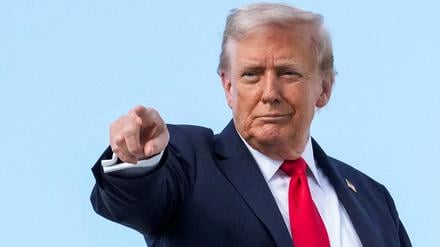 US-Präsident Donald Trump zeigt auf wartende Journalisten.