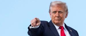 US-Präsident Donald Trump zeigt auf wartende Journalisten.