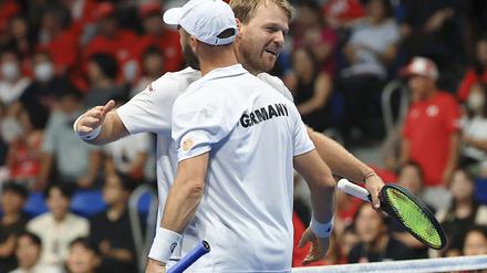 Kevin Krawietz (hinten) und Tim Pütz (vorne) hoffen auf den großen Coup im Davis Cup.