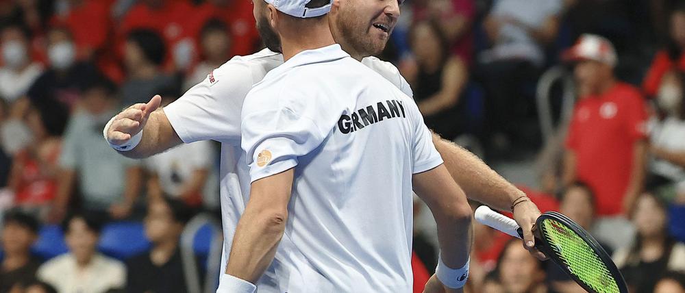Kevin Krawietz (hinten) und Tim Pütz (vorne) hoffen auf den großen Coup im Davis Cup.
