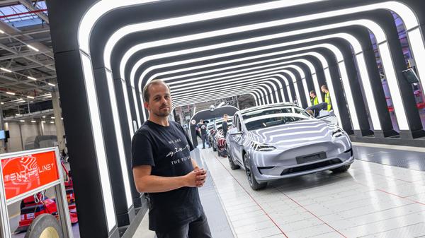 André Thierig, Werkleiter der Tesla Gigafactory Berlin-Brandenburg, steht an der Endkontrolle der Produktion von Elektrofahrzeugen vom Typ Tesla Model Y. 