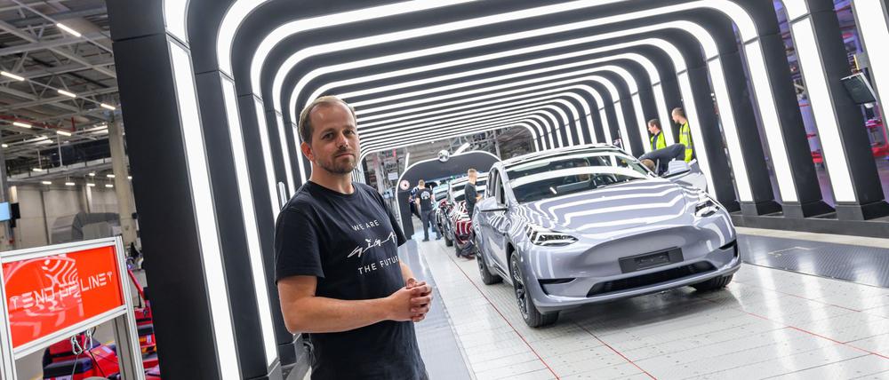André Thierig, Werkleiter der Tesla Gigafactory Berlin-Brandenburg, steht an der Endkontrolle der Produktion von Elektrofahrzeugen vom Typ Tesla Model Y.