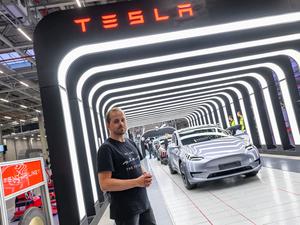 André Thierig, Werkleiter der Tesla Gigafactory Berlin-Brandenburg, steht an der Endkontrolle der Produktion von Elektrofahrzeugen vom Typ Tesla Model Y. 