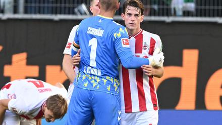 Der Kölner Jakub Kaminski (r) schoss beim 3:3 in Wolfsburg das späteste Tor der Bundesliga-Geschichte.