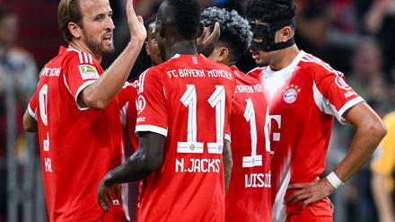 Bayern-Torjubel mit Doppelpacker Harry Kane (l) und Neuzugang Nicolas Jackson (Nr. 11).