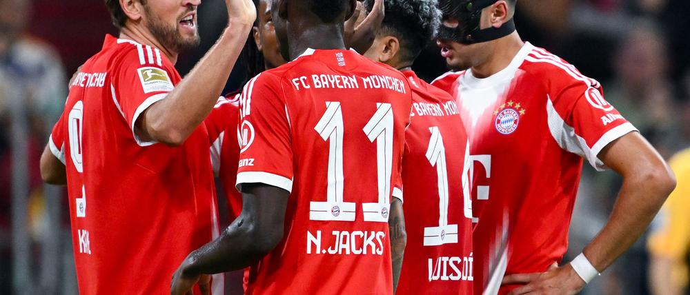 Bayern-Torjubel mit Doppelpacker Harry Kane (l) und Neuzugang Nicolas Jackson (Nr. 11).
