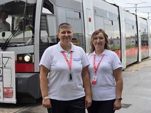 Halyna Zahorna und Svitlana Afanasieva aus Kyjiw genießen die Zeit im friedlichen Wien, wo sie an der Tram-WM teilnehmen.