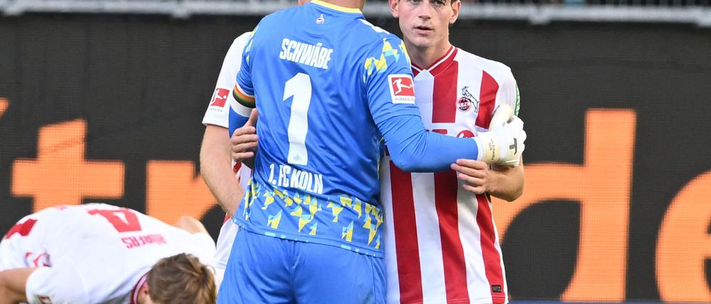 Kölns Jakub Kaminski (r) schoss beim 3:3 in Wolfsburg das späteste Tor der Bundesliga-Geschichte.