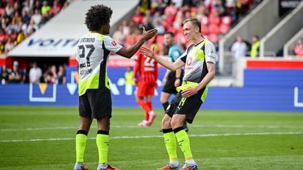Gut in Form: Dortmunds Maximilian Beier (r.) traf beim Sieg in Heidenheim.